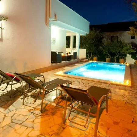 Villa Charming Layla With Pool *
