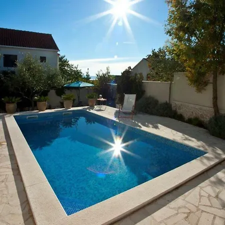 Villa Charming Layla With Pool